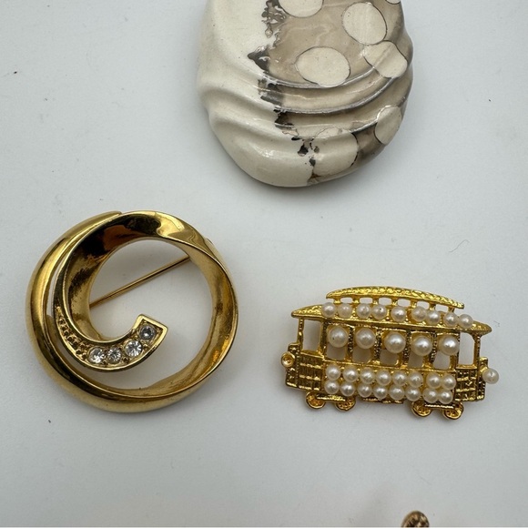 Vintage 70s 80s brooch pin lot Avon Gold Toned Craft Clip Bonus - Picture 3 of 9